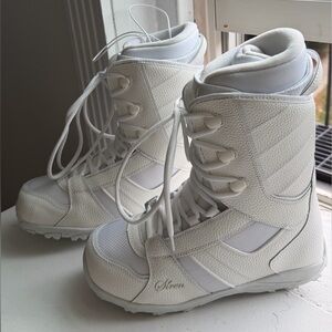 Siren Women's White Winter Boots